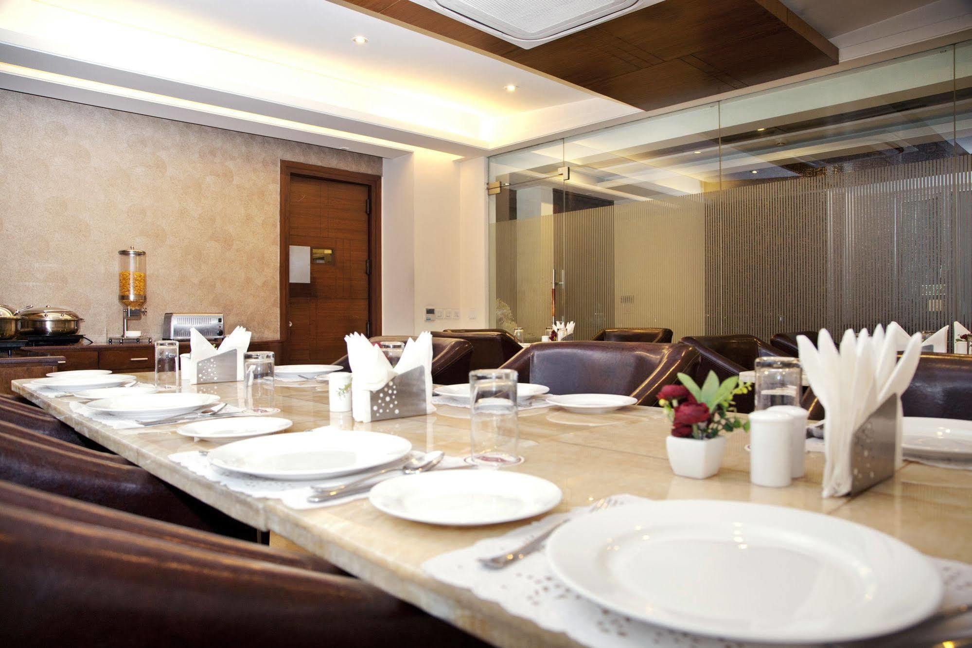 Alpina Hotels & Suites Nueva Delhi Exterior foto
